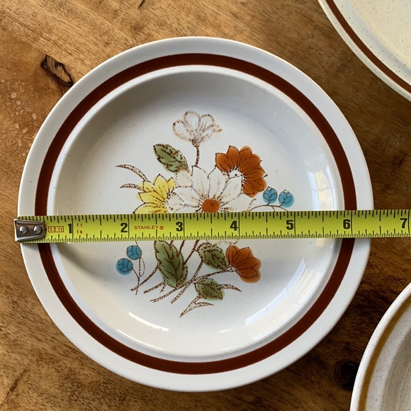 Set of Three Vintage Floral Plates - Picture 12 of 14